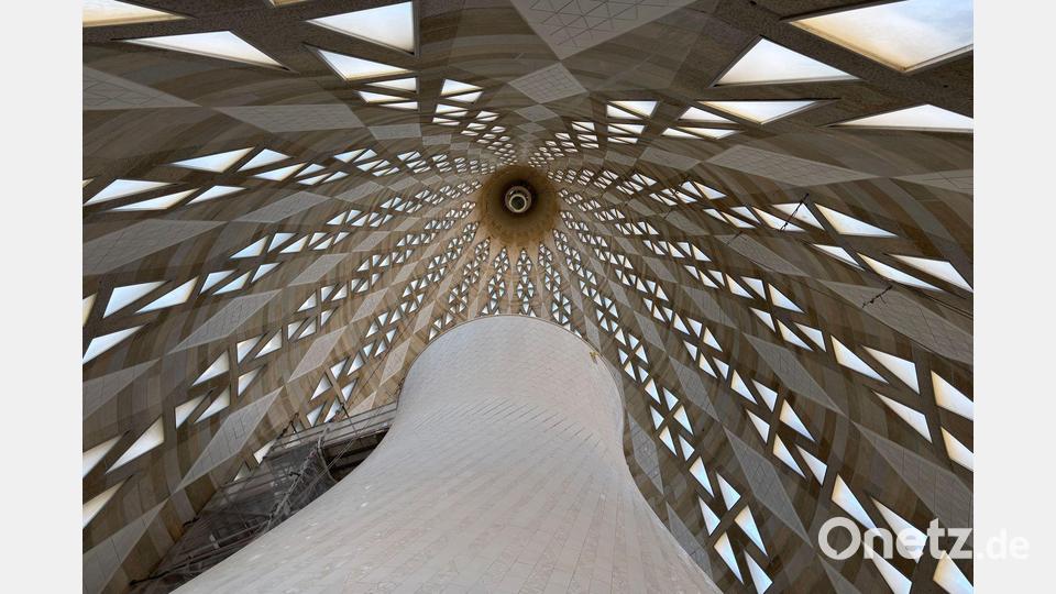 Ein Trichter im Inneren des Marienturms lenkt das Tageslicht auf den darunterliegenden Altarraum. Bild: Jan-Uwe Ronneburger/dpa