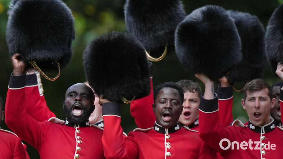 Mitglieder der Grenadier Guards applaudieren König Karl III. während der Übergabe der neuen Regimentsfahnen im Buckingham Palace in London. Bild: Jordan Pettitt/Pool PA/AP/dpa