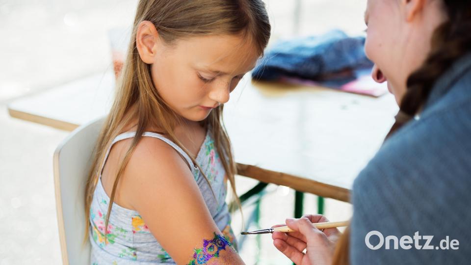 Du kannst dir zum Beispiel ein Glitzertattoo machen lassen. Bild: annanahabed - stock.adobe.com