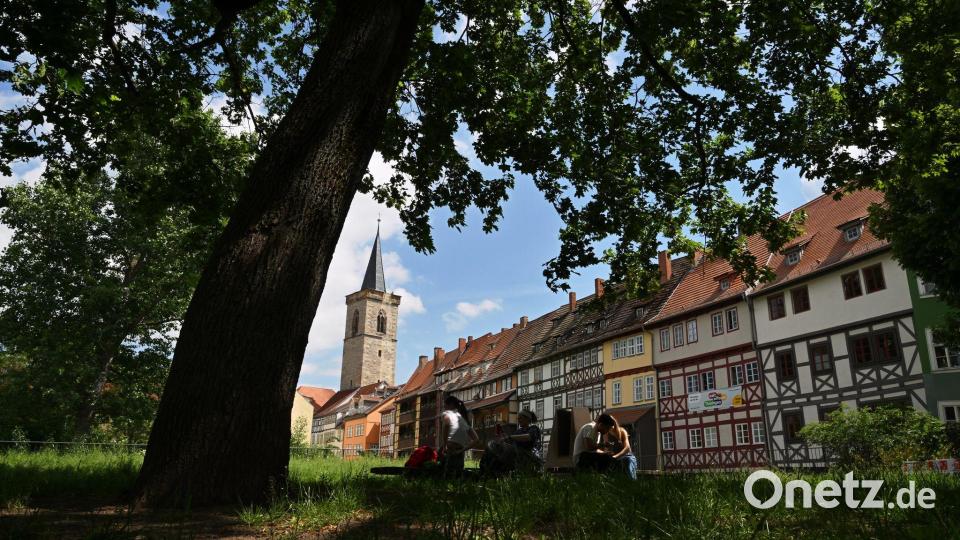 Die Erfurter Krämerbrücke gehört zu den Touristen-Attraktionen in Thüringens Landeshauptstadt. (Archivbild) Bild: Martin Schutt/dpa