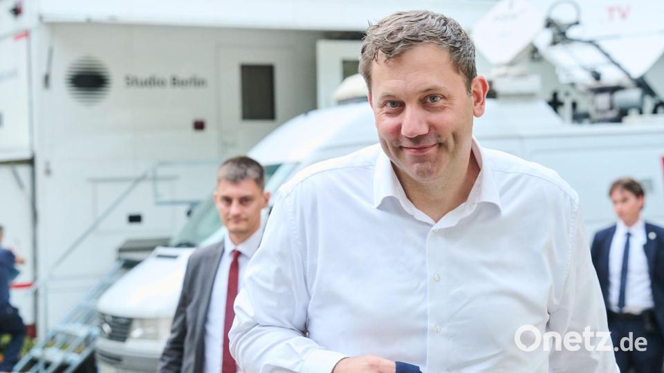 Lars Klingbeil (SPD), Bundesminister der Finanzen, Vizekanzler und SPD-Bundesvorsitzender, kommt zur Live-Sendung in die ARD-Arena, wo er sich Fragen von Bürgerinnen und Bürgern stellt. Bild: Annette Riedl/dpa