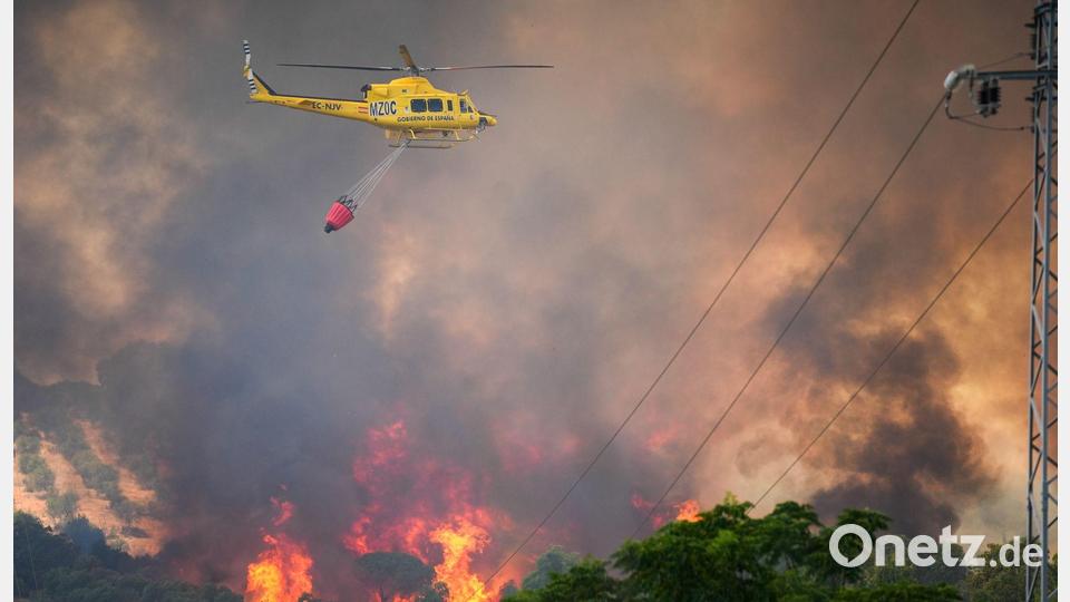Ein Hubschrauber ist bei einem Waldbrand in Spanien am Odiel-Fluss in der Gemeinde Gibraleón im Einsatz. Bild: María José López/Europa Press/dpa