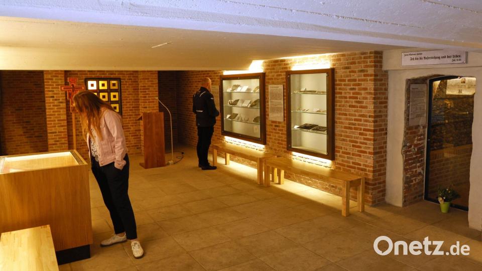 Im Ausstellungsraum erfahren die Besucher viel über die Geschichte der Kirche und des Viertels. Bild: Georg Wendt/dpa