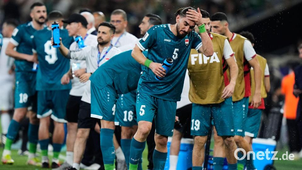Trinkpausen, wie hier beim irakischen Team, werden bei der WM ein gewohntes Bild sein. Bild: Fernando Llano/AP/dpa