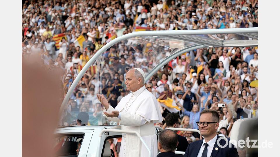 Rund 40.000 überwiegend junge Menschen begrüßten Papst Leo XIV. im Olympiastadion von Barcelona mit Riesenapplaus. Bild: Bernat Armangue/AP/dpa