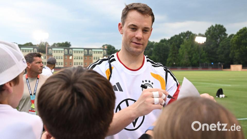 Gefragt bei den Fans: Manuel Neuer ist endlich im Tesamtraining. Bild: Federico Gambarini/dpa