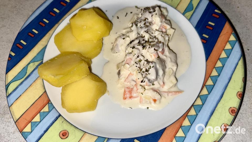 Marinierte Heringe mit Pellkartoffeln sind ein weit verbreitetes Essen, für das es vielerlei Varianten gibt. Bei Ilse Hauer aus Obersdorf kommen neben den Fischstücken Apfel, Karotte, Zwiebel und Essiggurken in die Sauce. Bild: Ilse Hauer