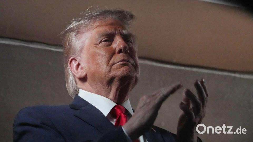 US-Präsident Donald Trump folgte einer Einladung des Besitzers der New York Knicks. Bild: Mark Schiefelbein/AP/dpa