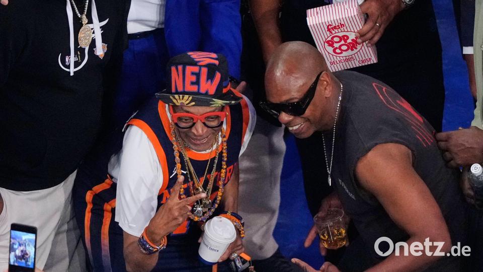 Spike Lee (links) und Dave Chapelle waren unter den zahlreichen Promis im Publikum. Bild: Yuki Iwamura/AP/dpa