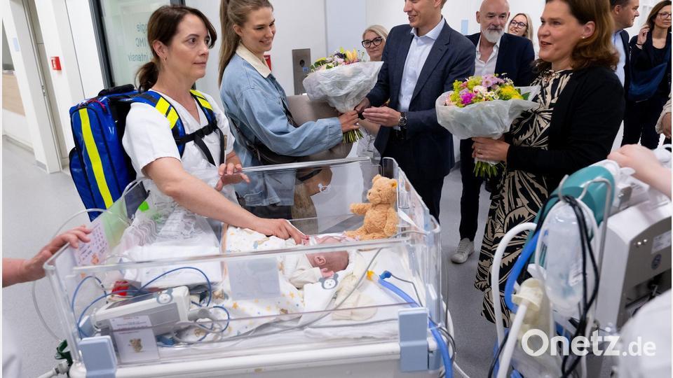 Frühchen Emilia wird symbolisch als erste neue Patientin im Neubau begrüßt - wenige Minuten vor ihr wurden aber schon andere Frühchen umgezogen, die weniger stabil waren. Bild: Sven Hoppe/dpa