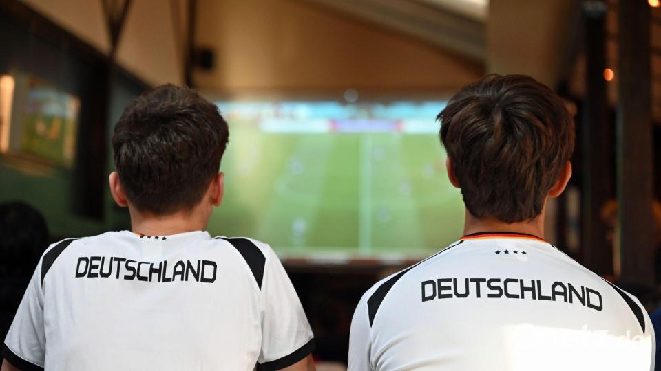 In vielen Kneipen und Restaurants dürften die deutschen Spiele zu sehen sein. Archivbild: Lena Lachnit/dpa