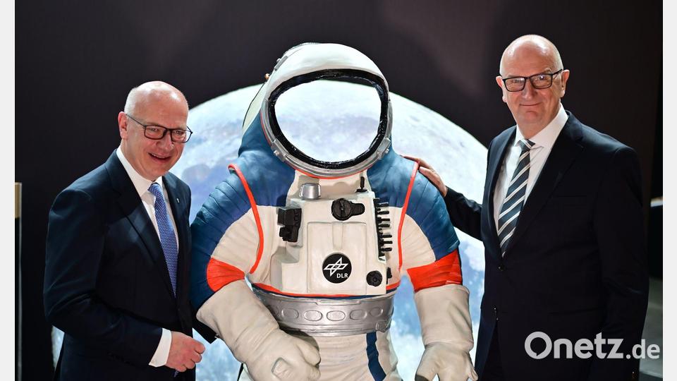 Kai Wegner (l, CDU), Regierender Bürgermeister von Berlin, und Dietmar Woidke (SPD), Ministerpräsident von Brandenburg, stehen neben einem Modell eines Weltraumanzuges. Bild: Sebastian Gollnow/dpa