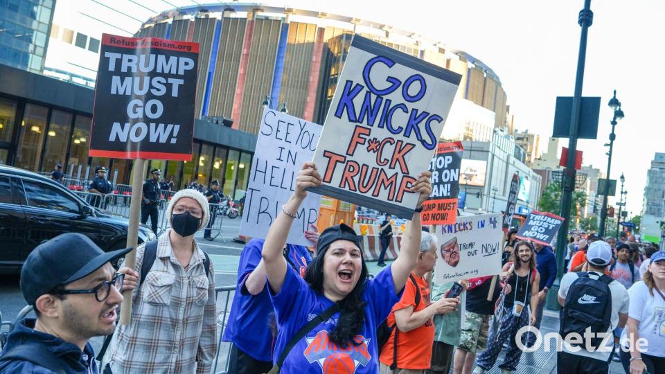 Menschen protestieren in New York gegen Trump. Bild: Ryan Murphy/AP/dpa