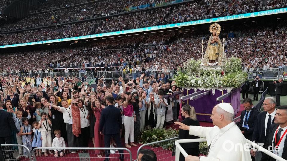 Der Papst hat im Bernabéu auch andere Prominente privat getroffen. Bild: Andrea Comas/AP/dpa