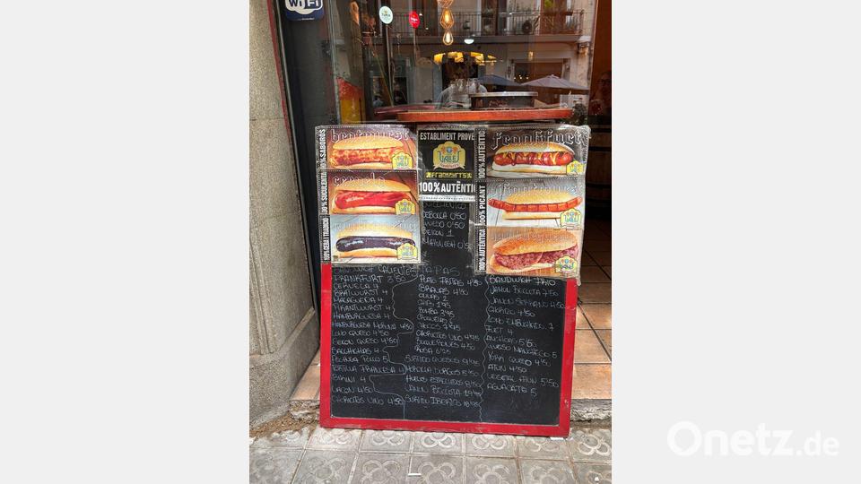 Nach dem Besuch der Sagrada Família können sich Touristen auch mit „Bratwurst“, geschrieben in altdeutscher Fraktur, für vier Euro stärken. Ein Schnäppchen in der Gegend. Bild: Jan-Uwe Ronneburger/dpa