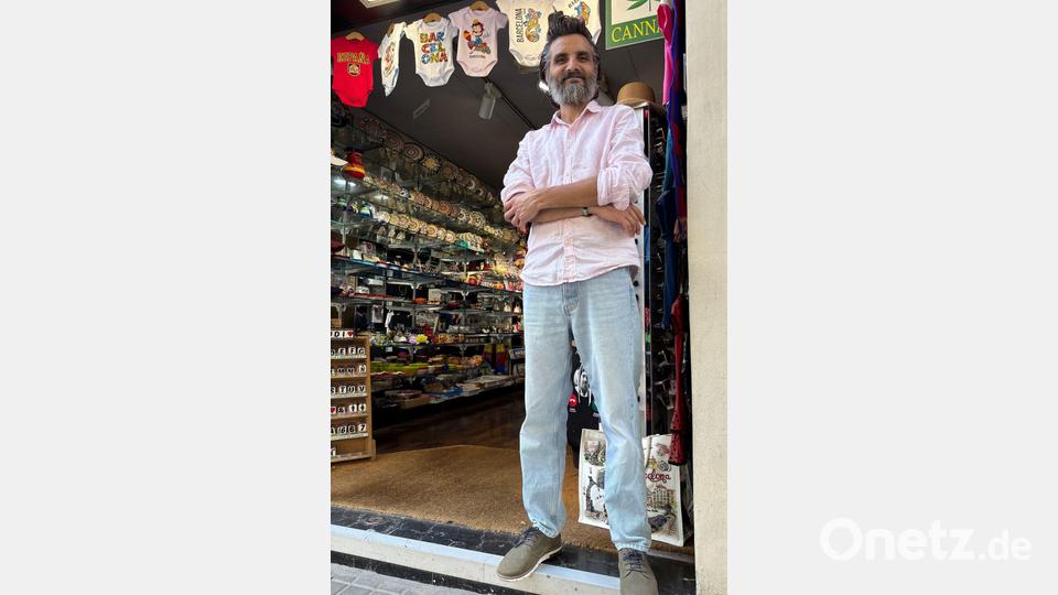 Alex stammt aus Nepal und führt einen der vielen Souvenirläden in der Nähe der Sagrada Família. Zurzeit läuft der Verkauf noch besser als sonst. Bild: Jan-Uwe Ronneburger/dpa