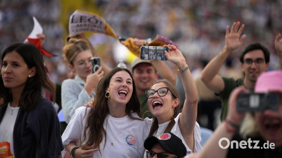 Mit rund 40.000 überwiegend jungen Leuten feierte der Papst am Abend eine Vigilie im Olympiastadion von Barcelona. Bild: Emilio Morenatti/AP/dpa