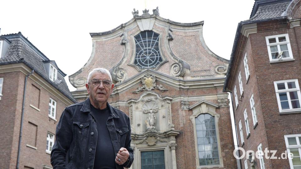 Pastor Karl Schultz vor der St. Joseph-Kirche Bild: Georg Wendt/dpa