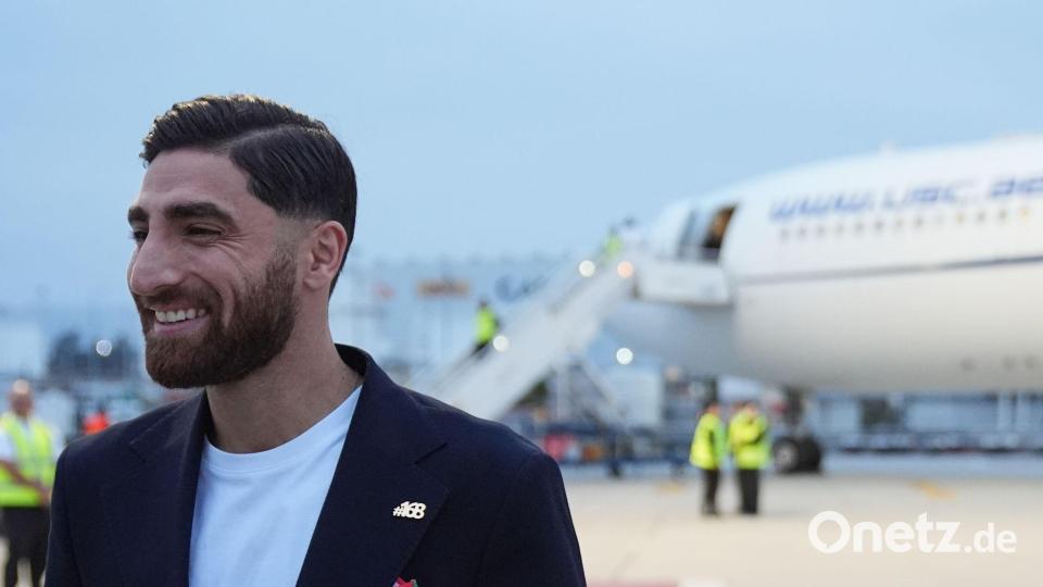 Mit einem Ansteckpin weisen die iranischen Spieler, hier Alireza Jahanbakhsh, auf die Zahl der Toten nach einem US-Angriff auf eine Grundschule hin. Bild: Gregory Bull/AP/dpa