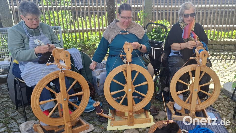 Das Spinntreffen lenkte schon vor dem Eingang des Museums das Interesse Besucher auf sich. Bild: jua
