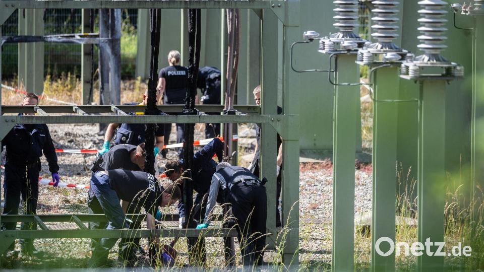 Die Polizei ermittelt nach dem Brand am Umspannwerk. Bild: Christoph Schmidt/dpa