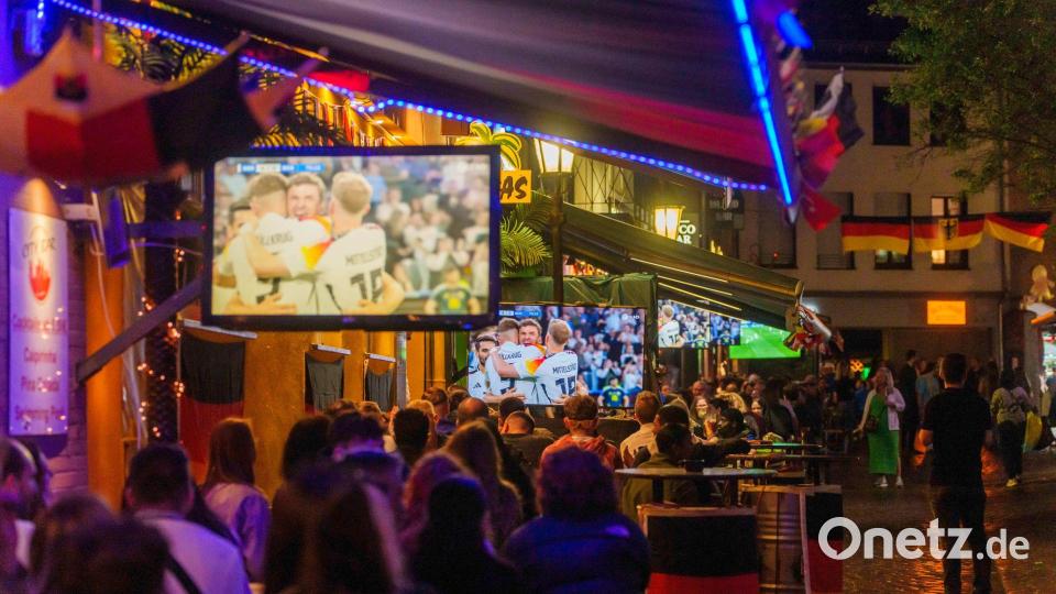 Werden wieder viele Menschen die Spiele in großen Gruppen schauen? Archivbild: Andreas Arnold/dpa