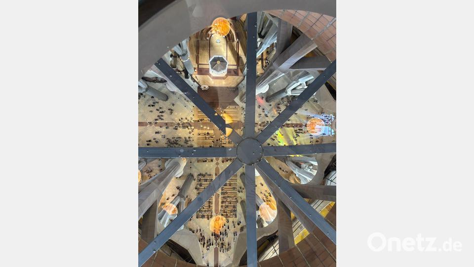Nichts für Menschen mit Höhenangst: Ein Blick aus dem Inneren des Jesusturms auf den Altarraum und das Gestühl. Bild: Jan-Uwe Ronneburger/dpa