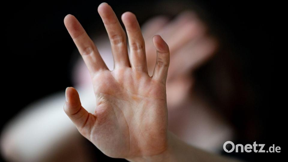 Bei Themis können sich Menschen aus der Kulturbranche melden, wenn sie sexuelle Belästigung oder Gewalt erfahren haben. (Symbolbild) Bild: Fabian Sommer/dpa