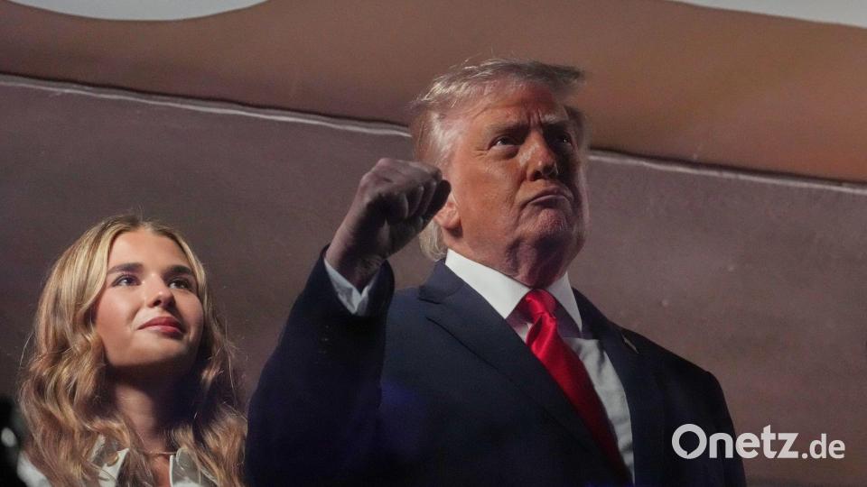 Trump schaut sich das NBA-Finale in New York an. Bild: Mark Schiefelbein/AP/dpa