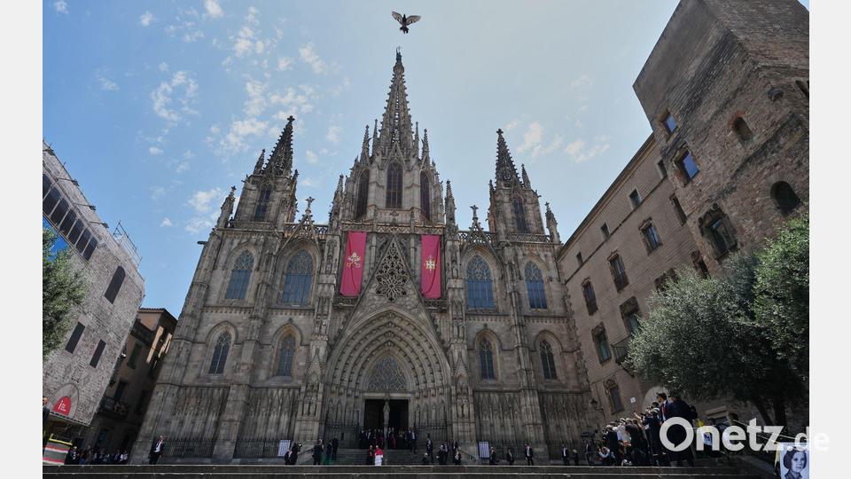 Papst Leo XIV. vor der Kathedrale von Barcelona. Bild: Alessandra Tarantino/AP/dpa