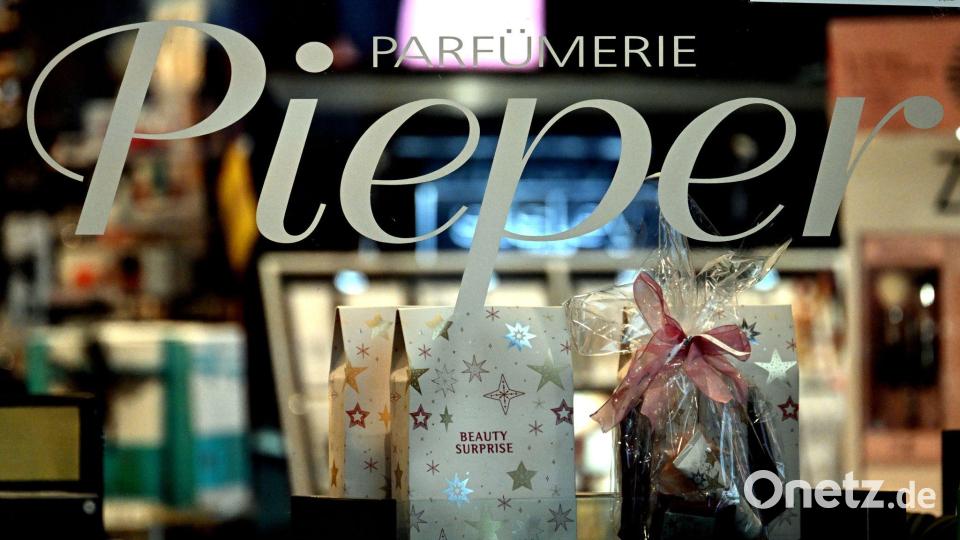 Duftwässerchen gefällig? Na dann mal rein in die Parfümerie Pieper. Bild: Federico Gambarini/dpa