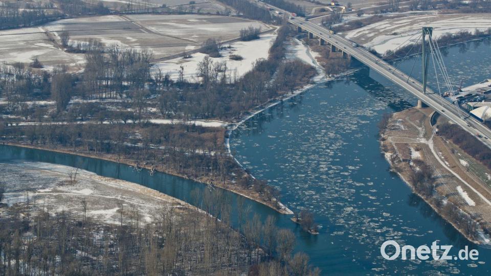 Auf diesem Bild aus dem Jahr 2012 ist die jetzt zur Sperrung anstehende Brücke zu sehen. (Archivbild) Bild: picture alliance / dpa