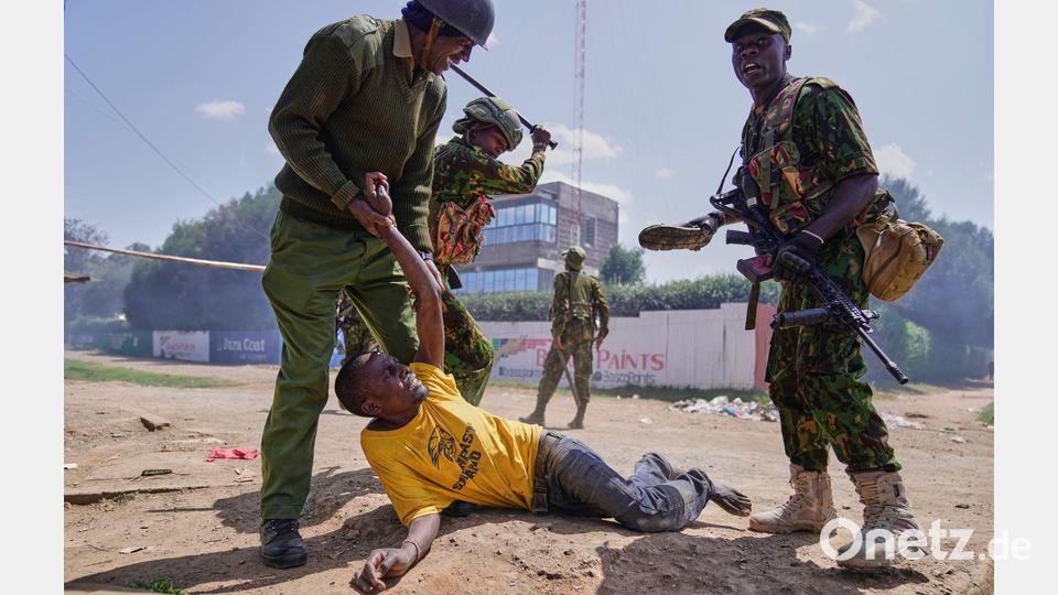 Ein Demonstrant wird in Kenia bei Protesten gegen ein von den USA geplantes Ebola-Quarantänezentrum auf dem Luftwaffenstützpunkt Laikipia festgenommen. Bild: Brian Inganga/AP/dpa