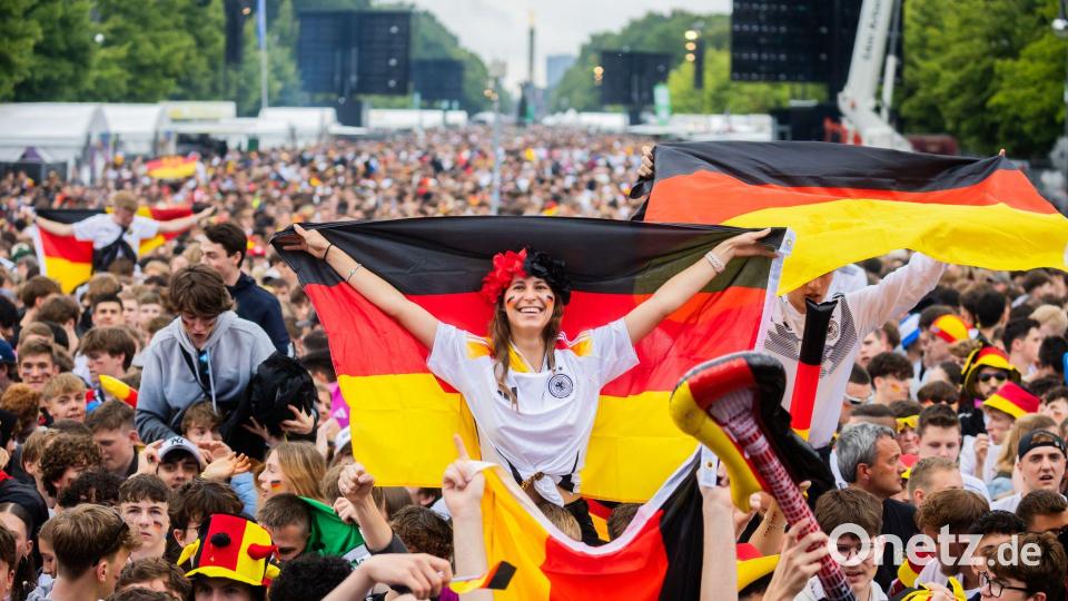 Anders als bei der Heim-EM 2024 verzichten viele Großstädte auf Fanmeilen während der Fußball-WM. Archivbild: Christoph Soeder/dpa