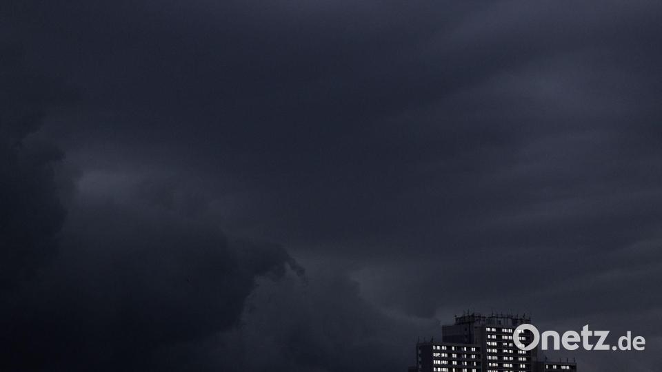 Regenwolken sind am Abendhimmel über einem Haus in Köln zu sehen. Bild: A3508 Rolf Vennenbernd/dpa