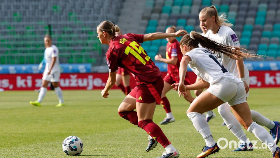 Ihr Eckball leitete das 1:0 ein: Klara Bühl (l). Bild: Ales Fevzer/dpa