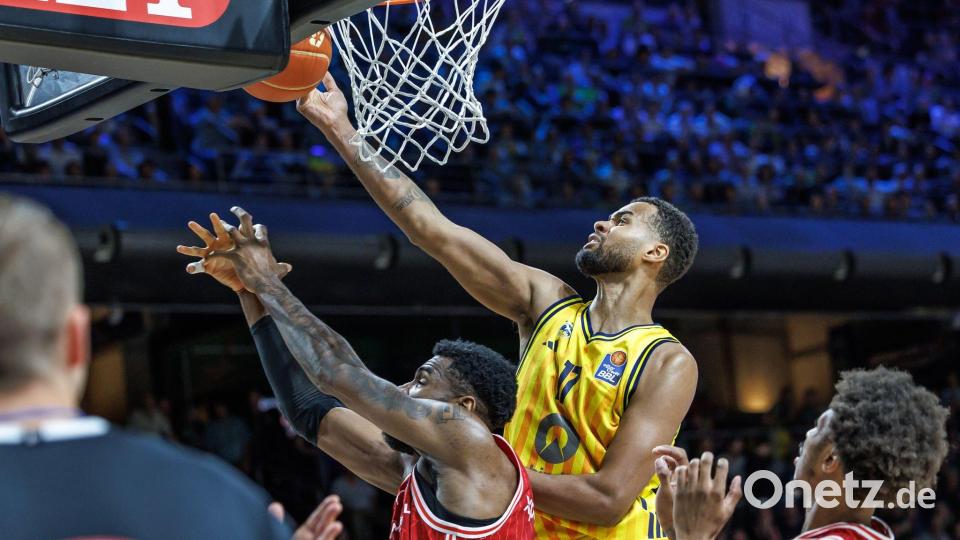 Albas Norris Agbakoko ist unter dem Korb eher am Ball als Bambergs EJ Onu. Bild: Andreas Gora/dpa