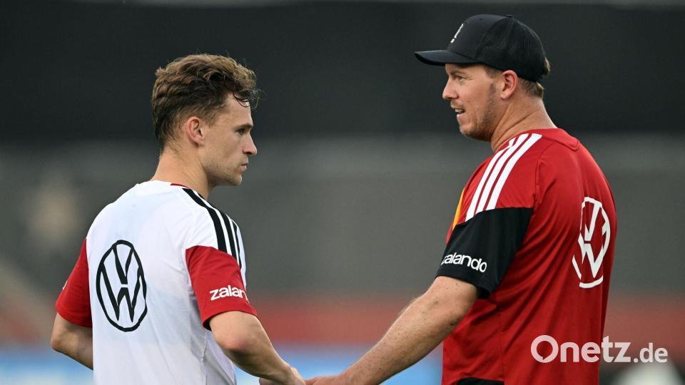 Fast 30 Minuten im Vier-Augen-Gespräch: Für Bundestrainer Julian Nagelsmann (l) ist Joshua Kimmich sein erster Ansprechpartner im Team. Bild: Federico Gambarini/dpa