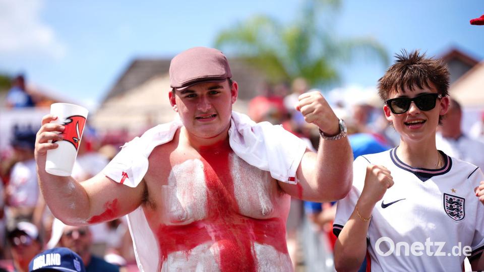 Kein T-Shirt nötig: England-Fans bei einem Freundschaftsspiel in Florida. Bild: Bradley Collyer/PA Wire/dpa