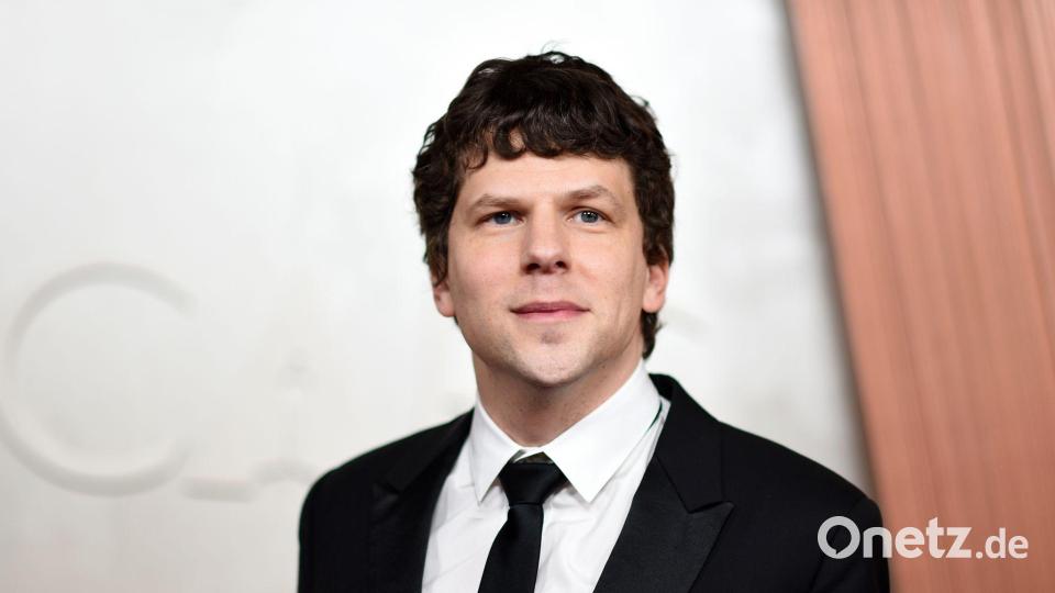 Der US-Schauspieler Jesse Eisenberg ist als Ehrengast zu den internationalen Filmfestspielen in Karlovy Vary (Karlsbad) eingeladen. (Archivbild) Bild: Richard Shotwell/Invision/dpa