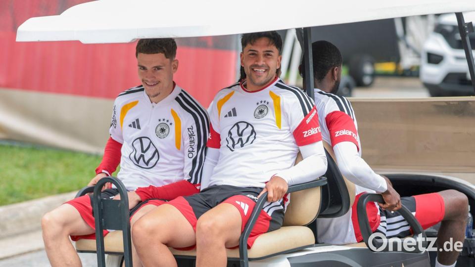 Es geht auch mal ohne Jamal Musiala als Nebenmann: Florian Wirtz (l) im Golfcart auf dem Weg zum Training. Bild: Jan Woitas/dpa