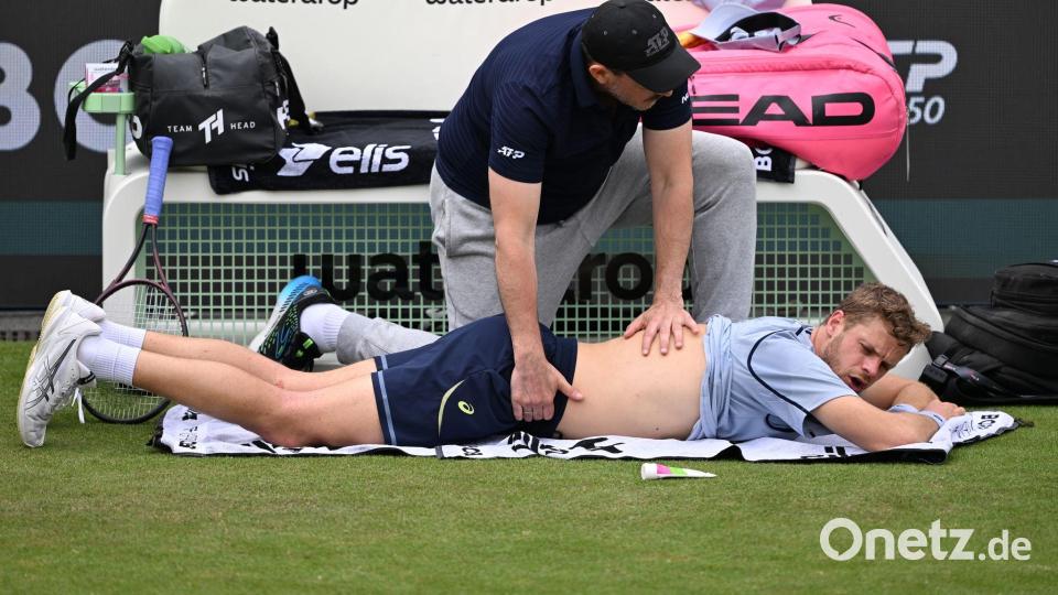 Medizinische Auszeit für Hanfmann: Der deutsche Tennisprofi ließ sich im dritten Satz behandeln. Bild: Marijan Murat/dpa
