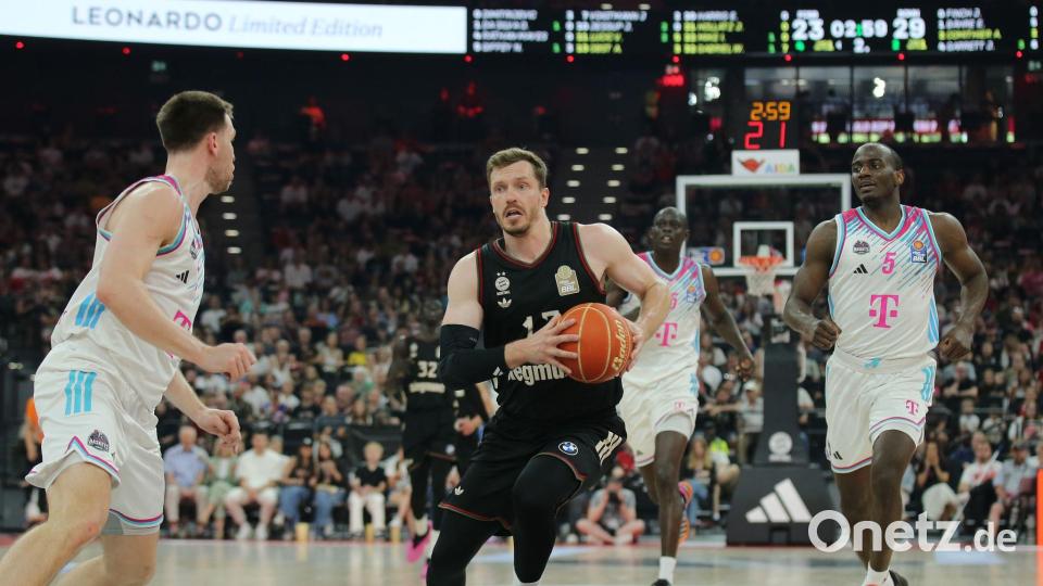 Auf Bayern-Star Andreas Obst (M) wird es im Playoff-Finale ganz besonders ankommen. (Archivbild) Bild: Matthias Stickel/dpa