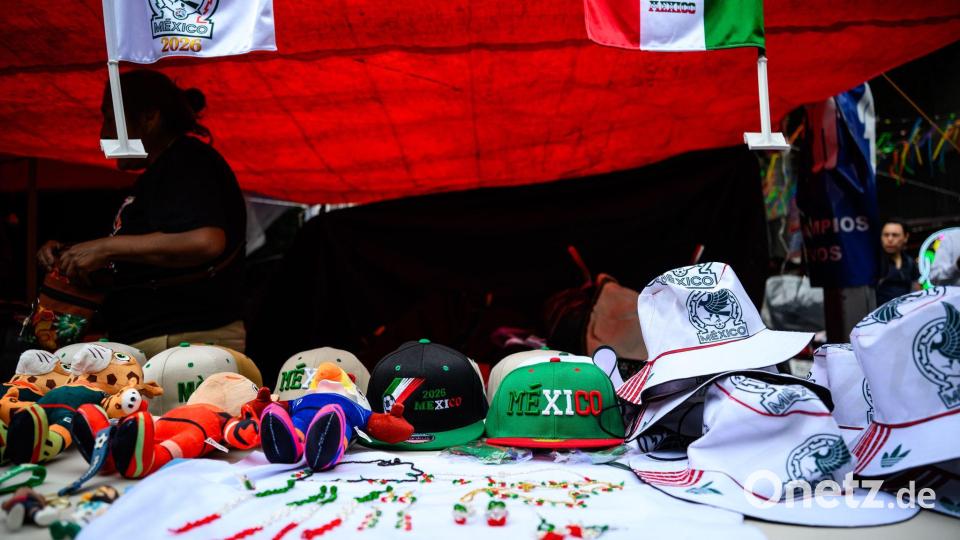 Ein paar Fanutensilien - aber von echter WM-Stimmung ist wenig zu spüren in Mexiko-Stadt. Bild: Tom Weller/dpa