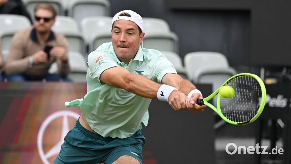 Jan-Lennard Struff konnte den kasachischen Rasenspezialisten Alexander Bublik nicht stoppen. Bild: Marijan Murat/dpa