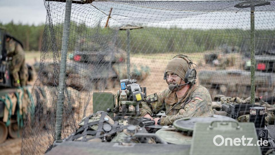 Ein Leopard 2 Kampfpanzer wird für die Großübung „Freedom Shield 2026" der neuen Panzerbrigade 45 im litauischen Pabrade mit einem Abfangnetz gegen Drohnen ausgestattet. Bild: Kay Nietfeld/dpa