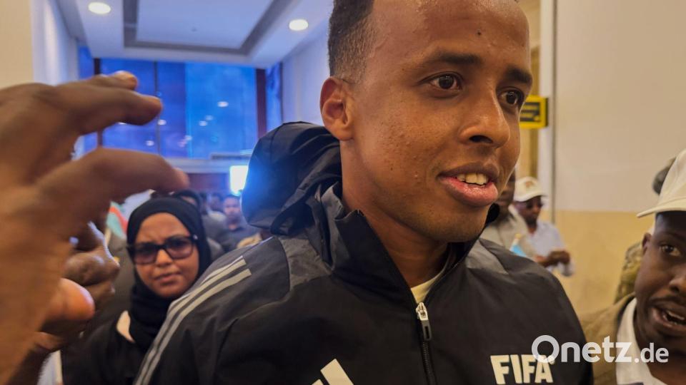 Bei seiner Rückkehr nach Somalia wurde Referee Omar Artan gefeiert. Bild: Farah Abdi Warsameh/AP/dpa