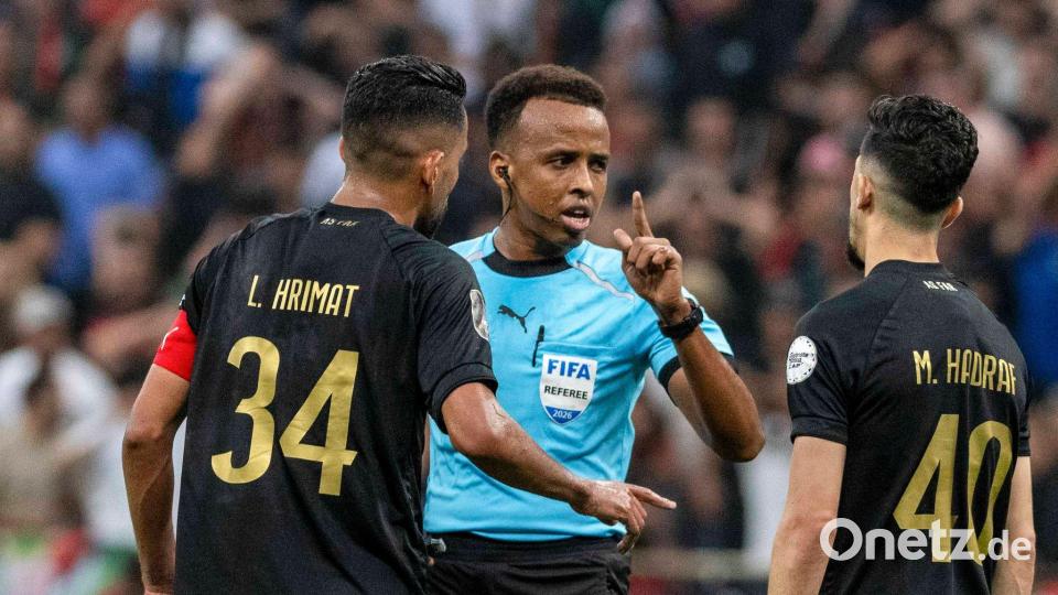 Der für die Fußball-WM vorgesehene Schiedsrichter Omar Artan durfte nicht in die USA einreisen. (Archivbild) Bild: Mosa'ab Elshamy/AP/dpa
