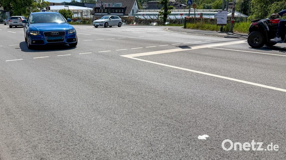 Genau hinschauen, dann sieht man den Pfeil am unteren Bildrand: Wer von der Erzhausstraße bei der Gärtnerei Pürzer nach links auf die Rosenbachstraße einbiegt, überfährt einen kleinen, weißen Pfeil. Bild: Petra Hartl