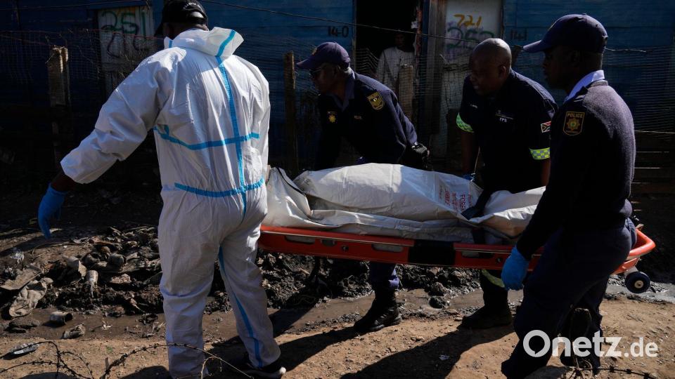 Unter den Todesopfern befänden sich neun Männer und drei Frauen, hieß es. Bild: Themba Hadebe/AP/dpa